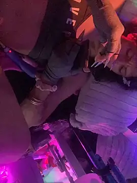 Snapshot of gurlnips chatting on December 1, 3:50 pm gurlnips online show from December 1, 3:50 pm