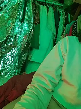 gurlnips online show from January 15, 1:37 pm