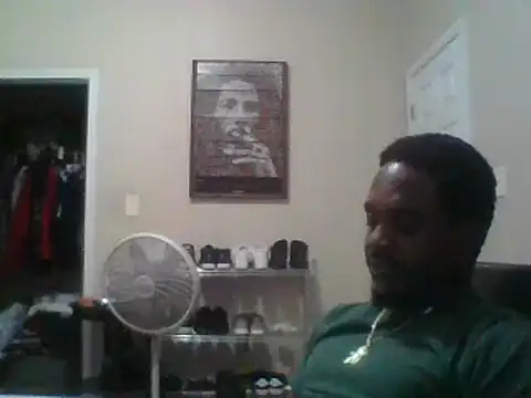 Snapshot of Hugedick0071 chatting on December 25, 8:29 am Hugedick0071 online show from December 25, 8:29 am