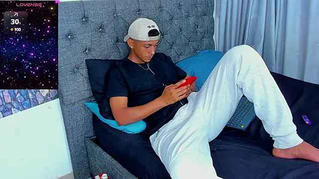 Snapshot of dominic_smith_ chatting on January 22, 5:48 am dominic smith online show from January 22, 5:48 am