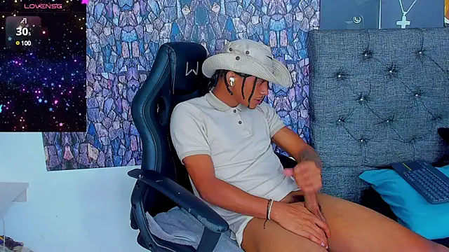 Snapshot of dominic_smith_ chatting on January 25, 7:28 am dominic smith online show from January 25, 7:28 am