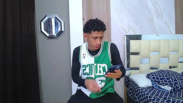 Snapshot of dominic_smith_ chatting on November 11, 12:32 am dominic smith online show from November 11, 12:32 am