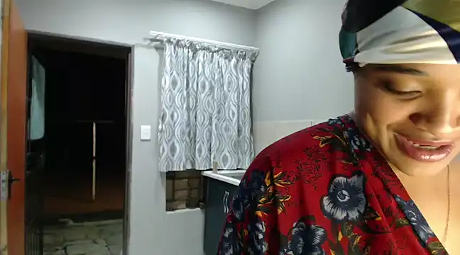 Snapshot of CREAMYCUPCAKExxx chatting on December 16, 12:15 am CREAMYCUPCAKExxx online show from December 16, 12:15 am