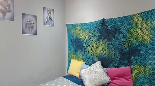 Snapshot of CREAMYCUPCAKExxx chatting on December 29, 6:56 am CREAMYCUPCAKExxx online show from December 29, 6:56 am