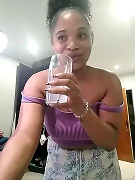 Snapshot of CREAMYCUPCAKExxx chatting on January 17, 9:39 pm CREAMYCUPCAKExxx online show from January 17, 9:39 pm