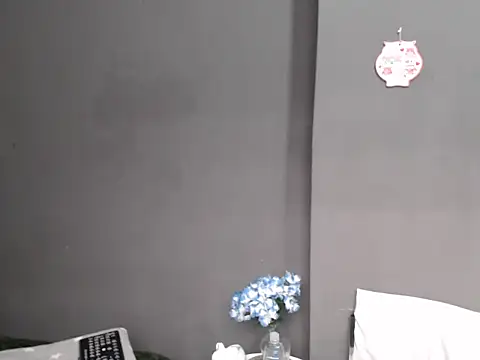 Snapshot of CREAMYCUPCAKExxx chatting on November 4, 1:32 pm CREAMYCUPCAKExxx online show from November 4, 1:32 pm