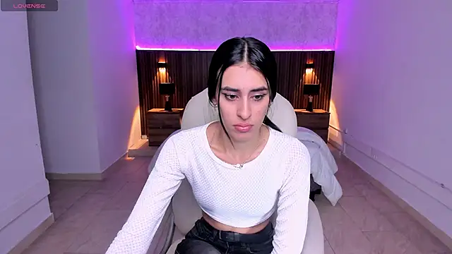 Snapshot of karlaa_james chatting on November 18, 11:03 am karlaa james online show from November 18, 11:03 am