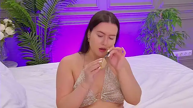 TrishaWinslet online show from October 19, 6:47 am