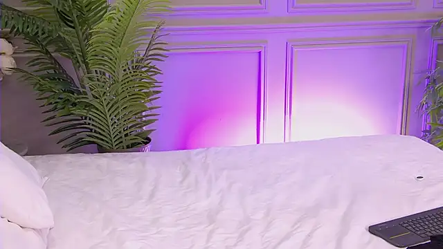 TrishaWinslet online show from November 18, 5:12 am