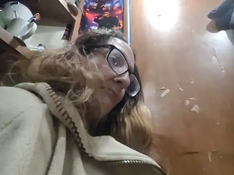 ILUV2TUCHMYKITTY online show from November 17, 11:38 am