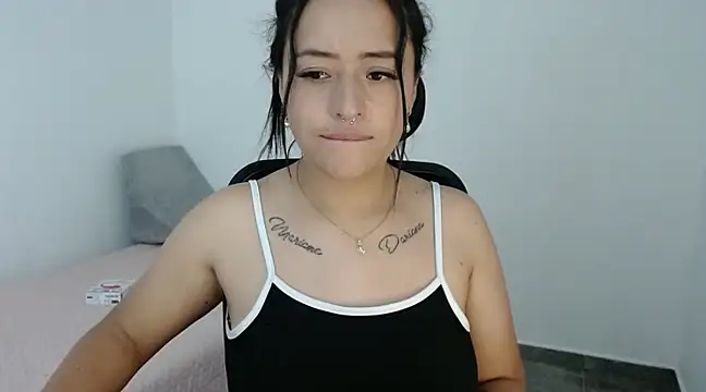 jjulietha95 online show from December 4, 6:11 am