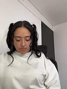 jjulietha95 online show from January 31, 9:26 pm