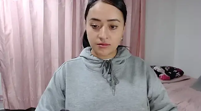 jjulietha95 online show from February 17, 3:47 am