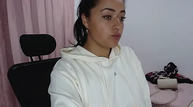 jjulietha95 online show from February 20, 7:45 am