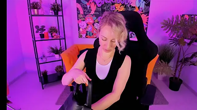 LylithSkye online show from January 22, 10:50 am