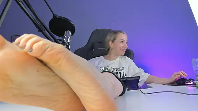 LylithSkye online show from February 16, 1:49 pm