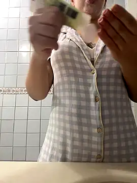 Snapshot of Julinha18 chatting on December 6, 2:24 am Julinha18 online show from December 6, 2:24 am