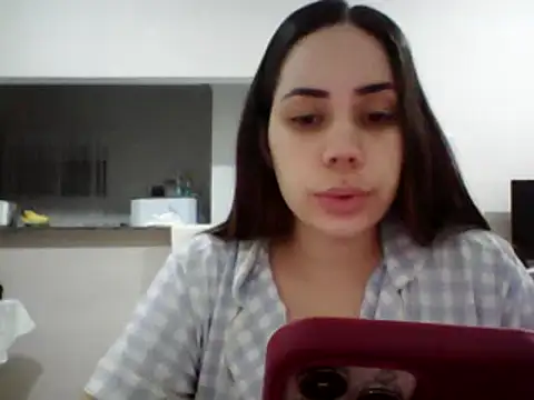 Snapshot of Julinha18 chatting on December 17, 2:01 am Julinha18 online show from December 17, 2:01 am