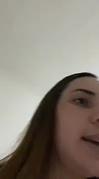 Snapshot of Julinha18 chatting on January 21, 2:22 am Julinha18 online show from January 21, 2:22 am