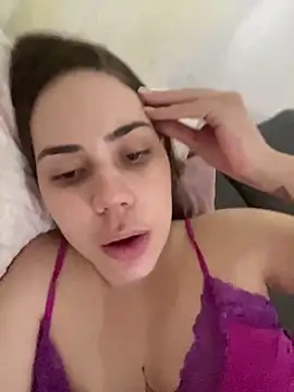 Snapshot of Julinha18 chatting on January 27, 5:25 am Julinha18 online show from January 27, 5:25 am