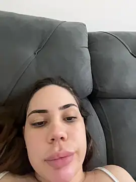 Snapshot of Julinha18 chatting on March 7, 6:24 am Julinha18 online show from March 7, 6:24 am