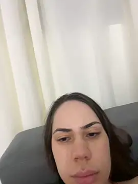 Snapshot of Julinha18 chatting on March 10, 5:11 am Julinha18 online show from March 10, 5:11 am