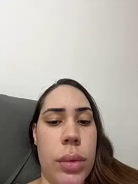 Snapshot of Julinha18 chatting on March 11, 3:37 am Julinha18 online show from March 11, 3:37 am