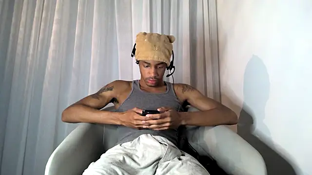 Snapshot of Skinnyblackman chatting on October 28, 1:20 am Skinnyblackman online show from October 28, 1:20 am