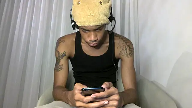 Snapshot of Skinnyblackman chatting on October 29, 1:30 am Skinnyblackman online show from October 29, 1:30 am