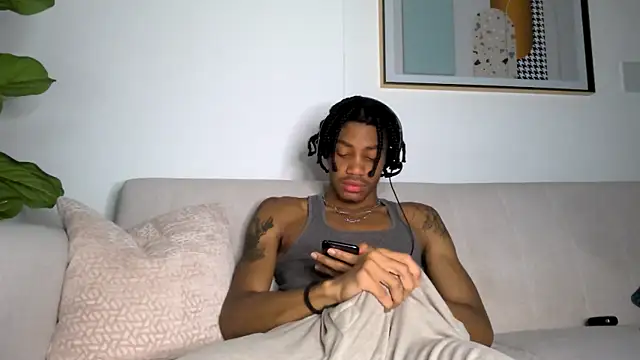 Snapshot of Skinnyblackman chatting on December 2, 5:46 am Skinnyblackman online show from December 2, 5:46 am