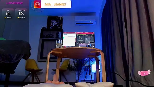 Snapshot of MiaJeanns chatting on December 3, 8:39 pm MiaJeanns online show from December 3, 8:39 pm