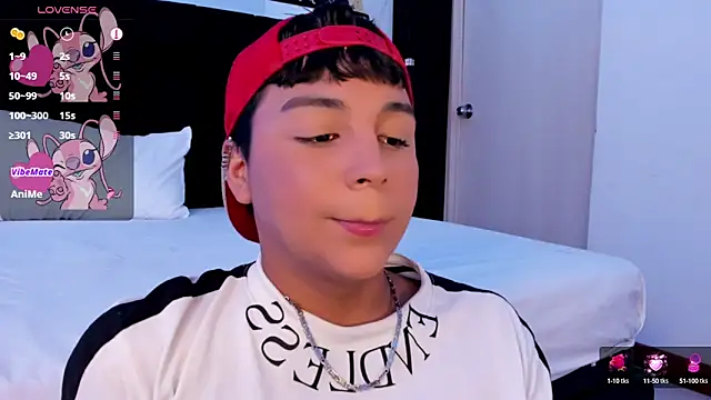 Snapshot of Seductivo_jr chatting on February 18, 5:20 am Seductivo jr online show from February 18, 5:20 am