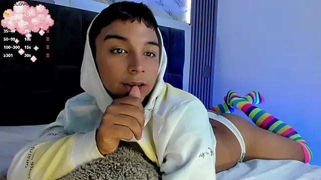 Snapshot of Seductivo_jr chatting on September 28, 3:23 am Seductivo jr online show from September 28, 3:23 am