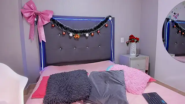 emma lye online show from December 18, 8:48 pm