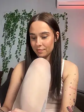 Snapshot of MiaNell chatting on December 19, 11:23 pm MiaNell online show from December 19, 11:23 pm