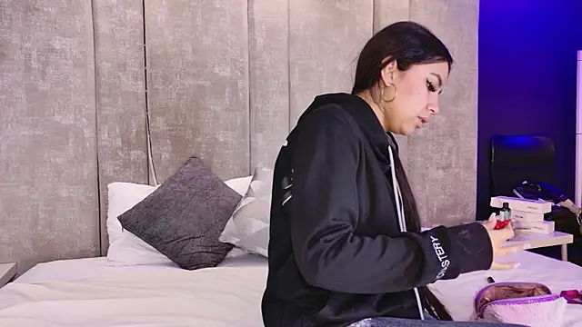 Larabrooks online show from December 14, 12:10 pm