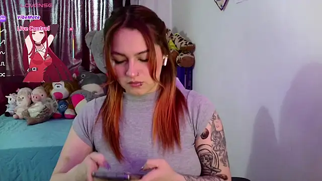 Snapshot of lucycherry__ chatting on December 4, 5:54 pm lucycherry online show from December 4, 5:54 pm