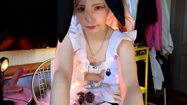 Moon Lollie  online show from January 19, 2:10 pm