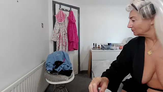 Snapshot of TanyaTaylor45 chatting on October 18, 12:39 pm TanyaTaylor45 online show from October 18, 12:39 pm