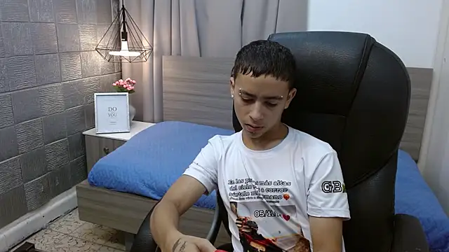 Snapshot of Xavii18 chatting on December 5, 4:01 pm Xavii18 online show from December 5, 4:01 pm