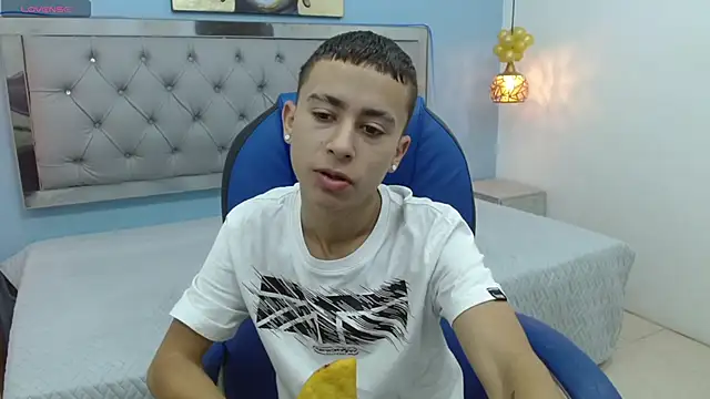 Snapshot of Xavii18 chatting on February 12, 12:44 pm Xavii18 online show from February 12, 12:44 pm