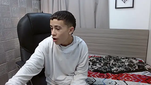 Snapshot of Xavii18 chatting on February 15, 7:17 pm Xavii18 online show from February 15, 7:17 pm