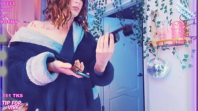 Toxic Ellies online show from December 22, 6:15 pm