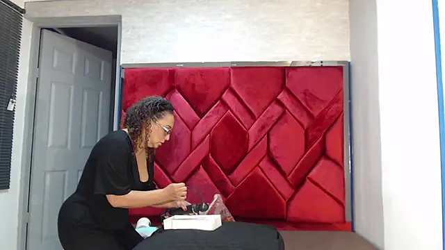 EvaMills1 online show from March 5, 8:32 pm