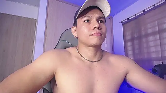 Snapshot of RoyConstance chatting on March 8, 10:13 pm RoyConstance online show from March 8, 10:13 pm