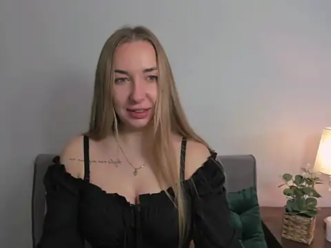 Snapshot of AriaDesire chatting on January 25, 6:23 am AriaDesire online show from January 25, 6:23 am