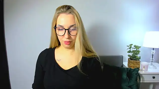 Snapshot of AriaDesire chatting on December 4, 7:50 am AriaDesire online show from December 4, 7:50 am