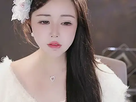 Qiaoqiao  online show from December 3, 5:11 pm