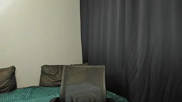 Snapshot of Pinku_kitsune chatting on February 16, 9:48 pm Pinku kitsune online show from February 16, 9:48 pm