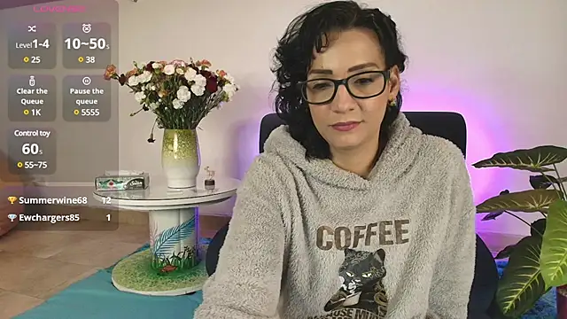 Snapshot of Elliee_ chatting on February 12, 3:27 pm Elliee online show from February 12, 3:27 pm